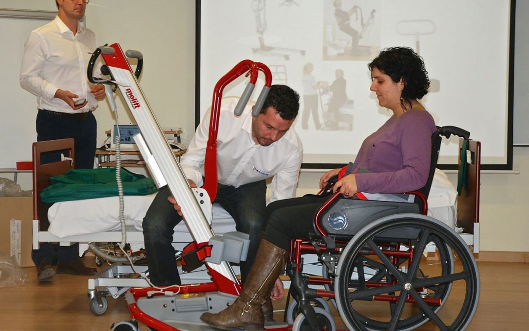 Demostración práctica sobre técnicas y ayudas técnicas para la movilización de pacientes